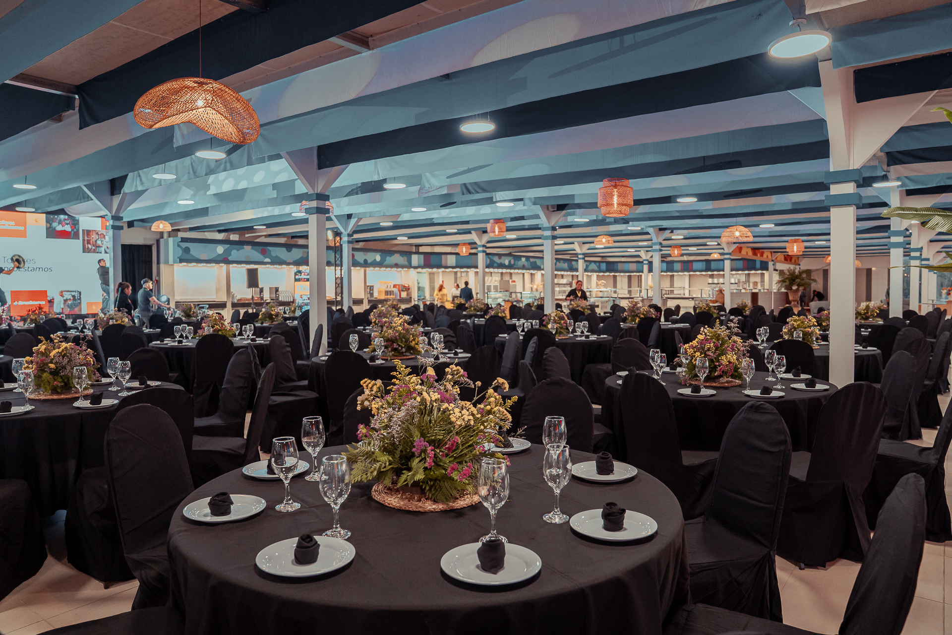 Fiesta de empresa en salón de gala con ambientación especial