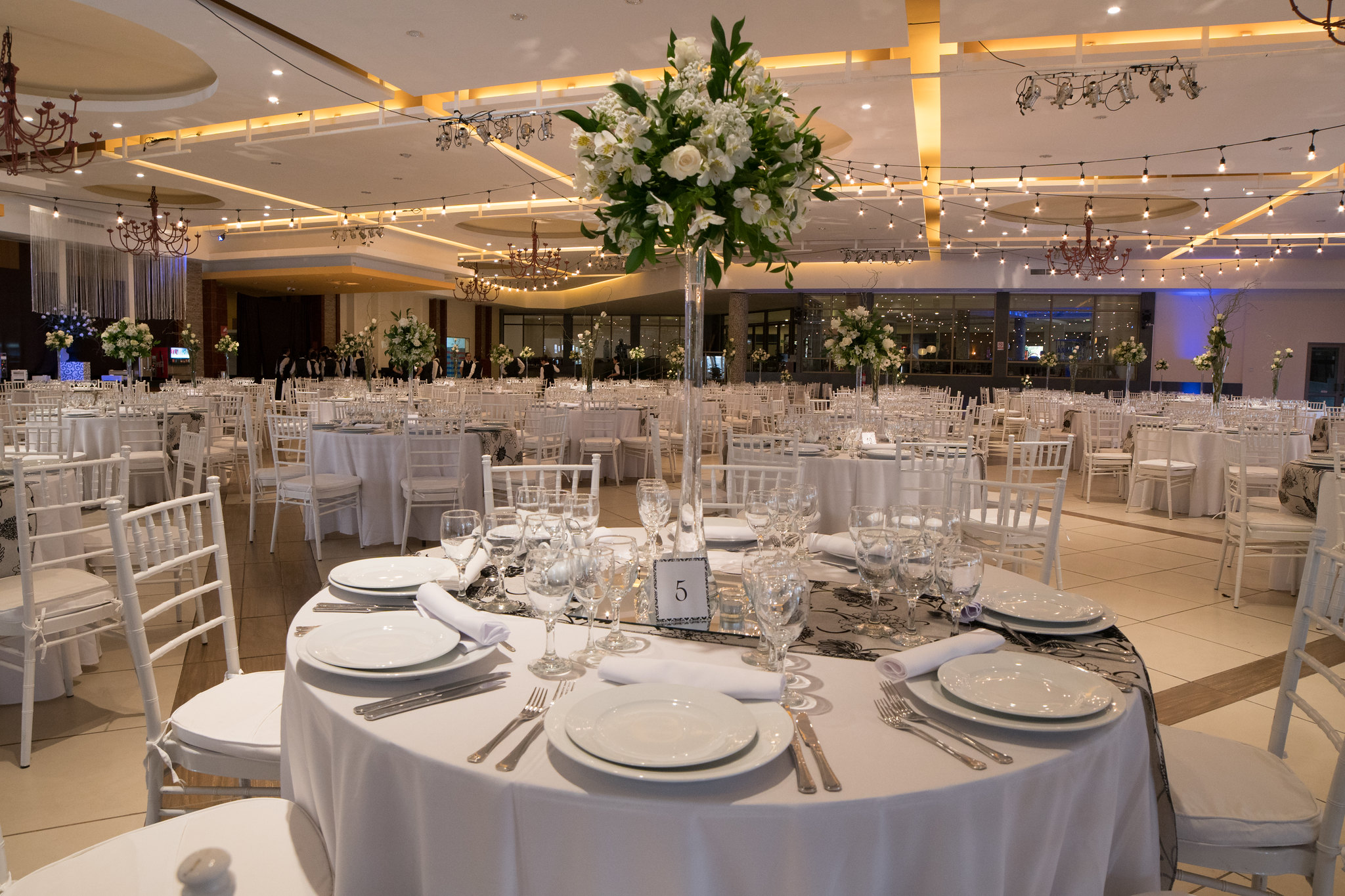 Ceremonia de premiación corporativa en salón de gala