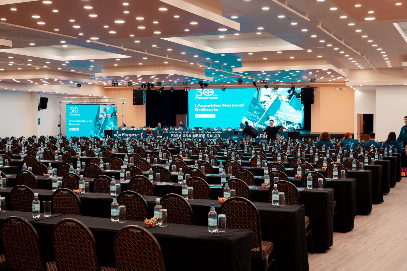 Escenario de lanzamiento de producto con iluminación profesional